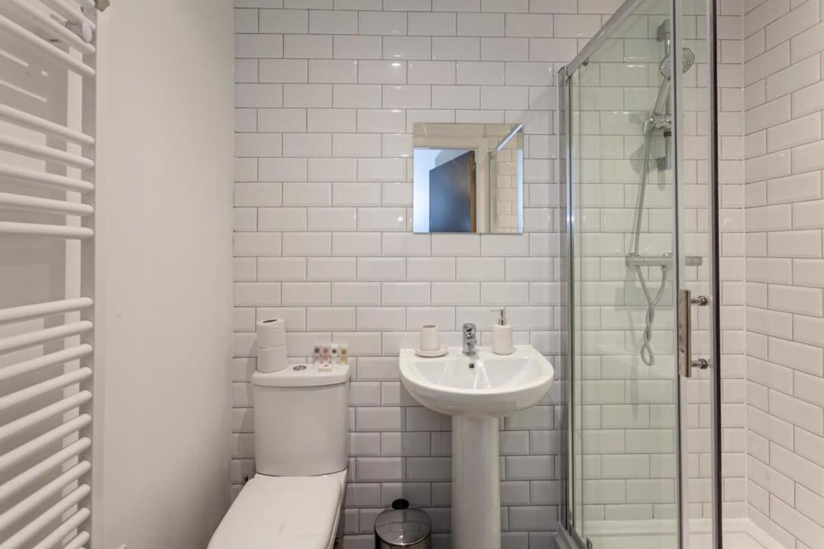 Stunning 2 Bed Flat 5Min To Old Trafford Stadium Manchester Exterior photo