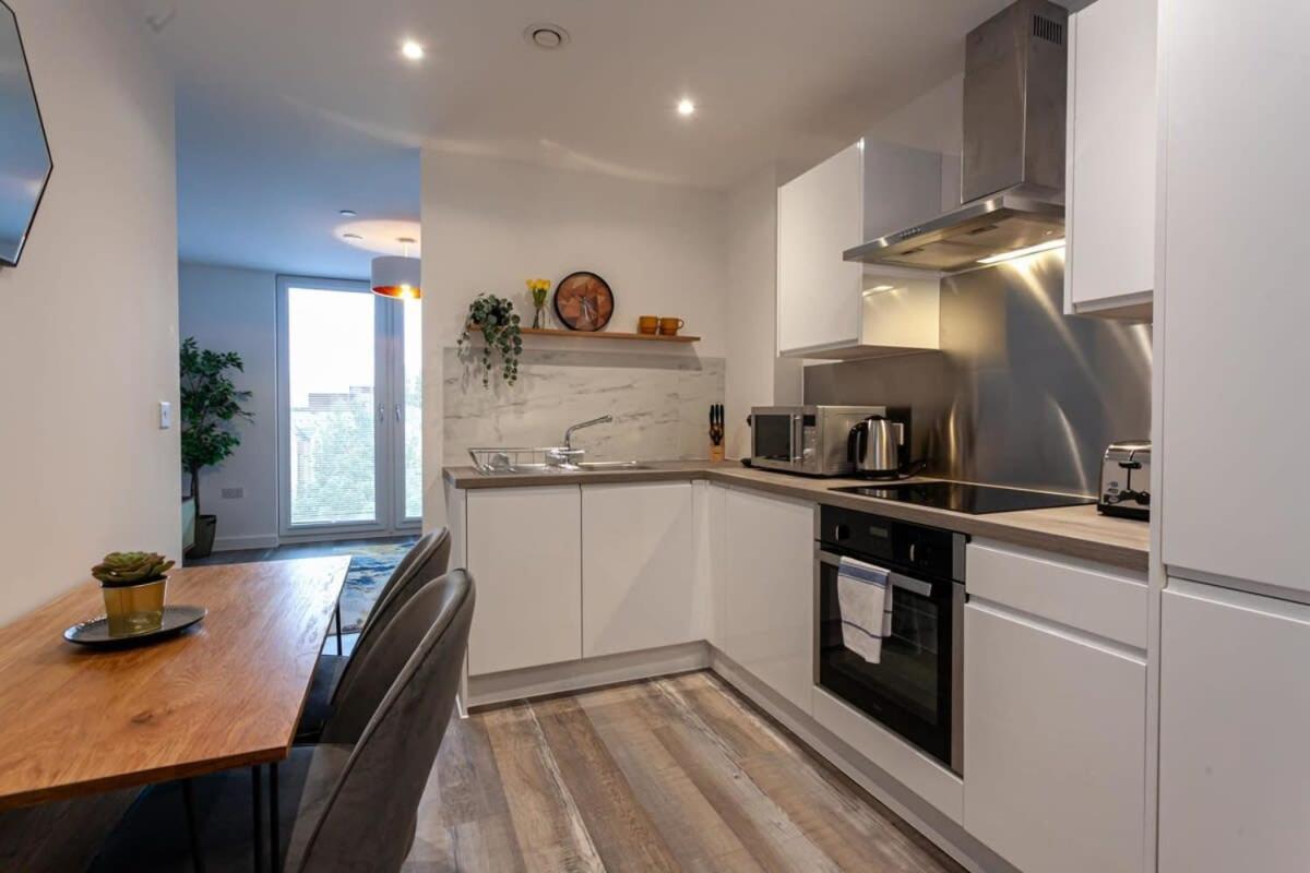 Stunning 2 Bed Flat 5Min To Old Trafford Stadium Manchester Exterior photo