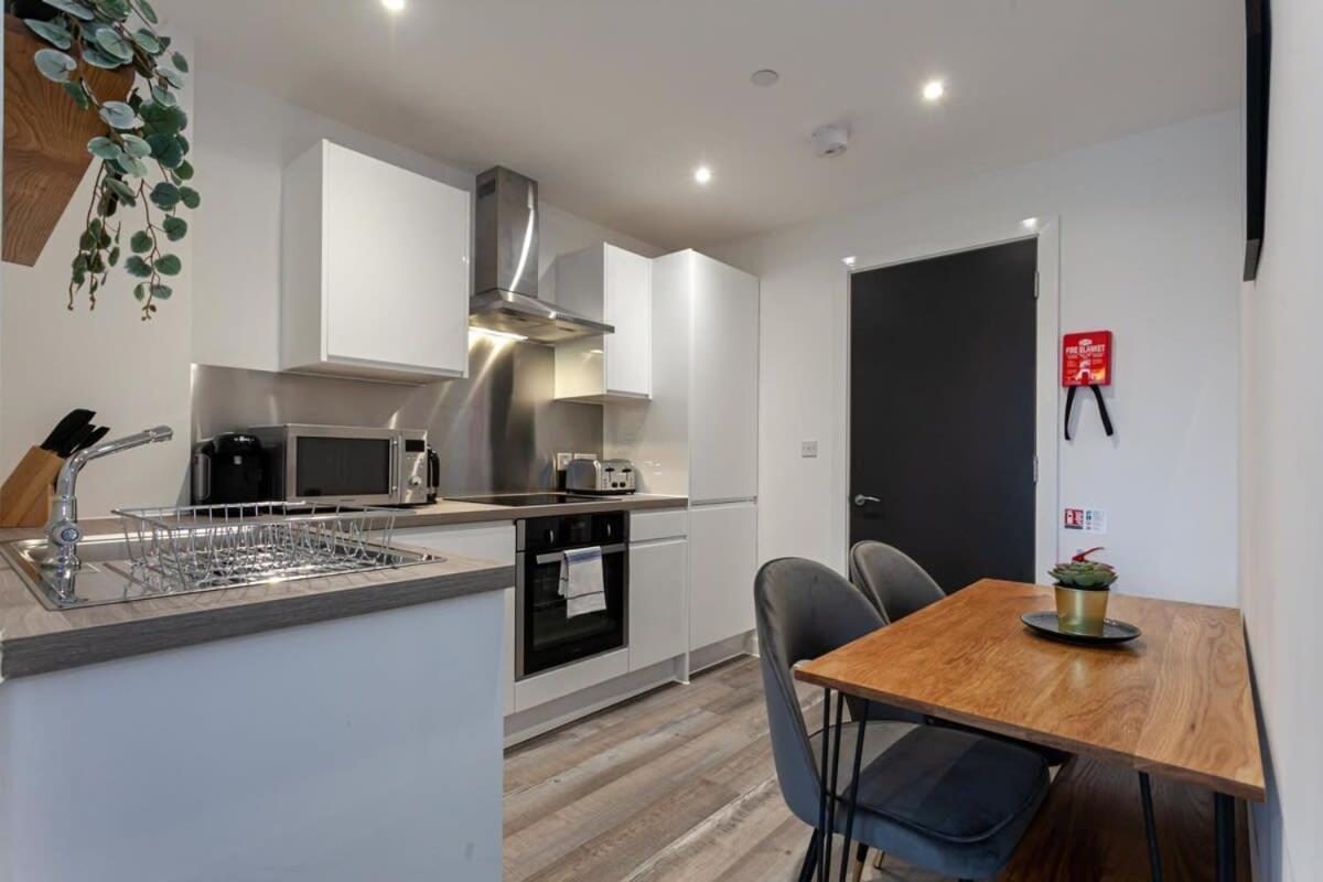 Stunning 2 Bed Flat 5Min To Old Trafford Stadium Manchester Exterior photo