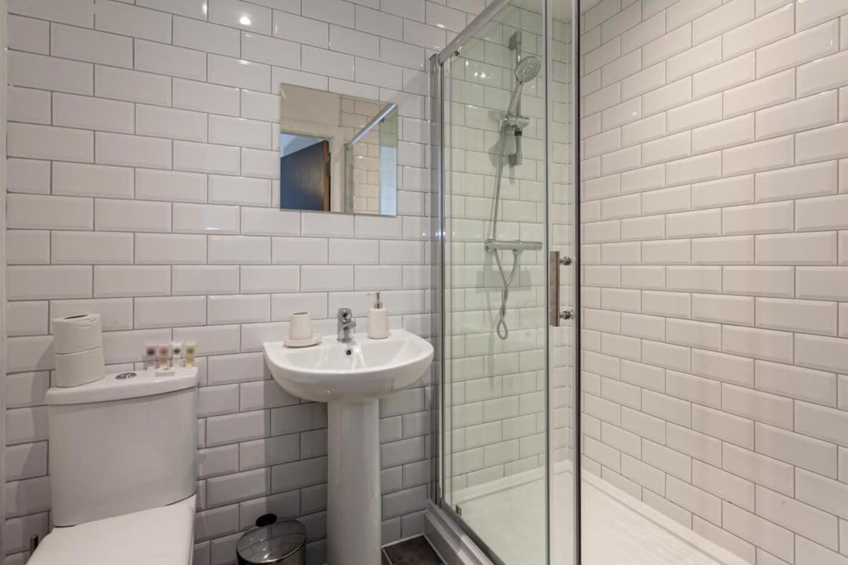 Stunning 2 Bed Flat 5Min To Old Trafford Stadium Manchester Exterior photo